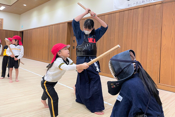 剣道部が帝京大学幼稚園の園児を招いて剣道教室を実施しました