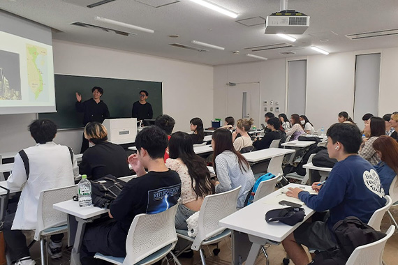 外国語学部国際日本学科の授業内で語学・文化研修プログラムの報告会を実施しました