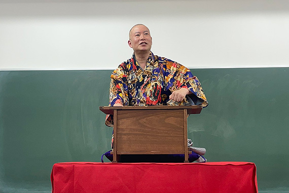 講談師 旭堂南湖氏をゲストに招き、外国語学部山﨑ゼミが「話し方のコツ」を学ぶ特別講義を実施しました