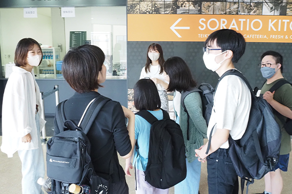 教育学部初等教育学科の学生が東京都立七生特別支援学校の生徒を対象に学校見学会を実施しました