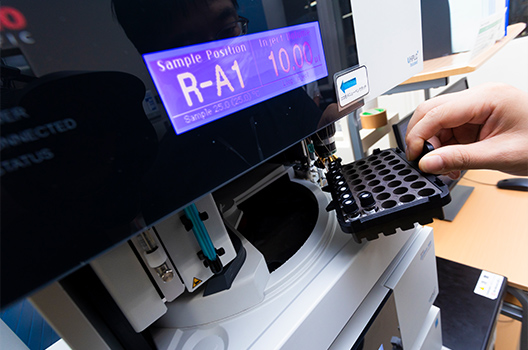 A mass spectrometer is a device that selectively separates and detects the target substance by ionizing the target substance, passing it through a magnetic field, and sieving out the non-target substances.