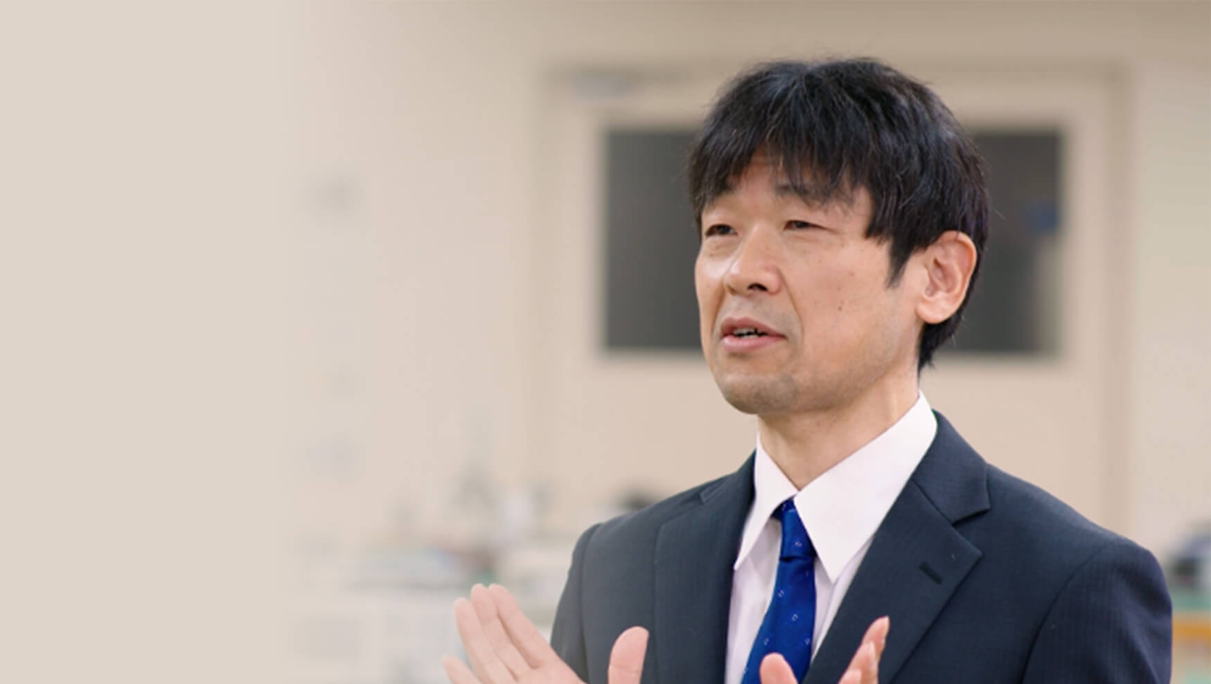 【帝京大学 ✕ ナショジオ コラボ動画】理工学部情報電子工学科 棚本 哲史 教授の研究紹介「技術が蓄積された半導体をベースに工学的視点で量子コンピュータを開発」