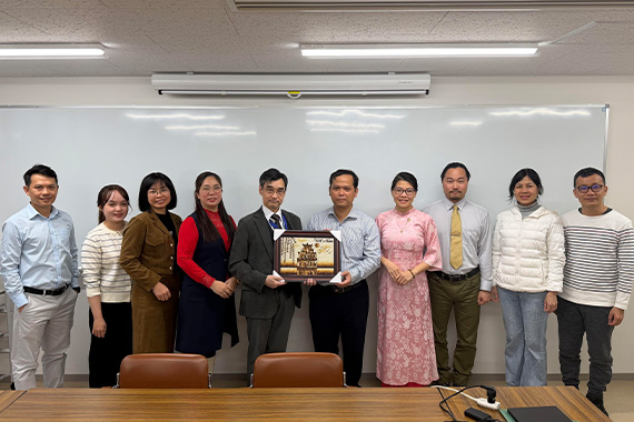 帝京大学医真菌研究所にベトナムの研究者一行が来訪し、研究交流を実施しました