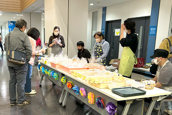 Students from Faculty of Education Ashizawa Seminar opened a joint stall with the bakery ``Rabbit and Kame'' at the university festival.