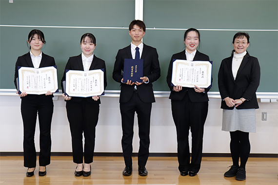 教育学部賞表彰式を行いました