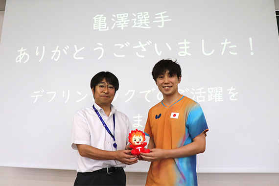 東京2025デフリンピック男子卓球日本代表の亀澤史憲選手を招いて特別講義を実施しました