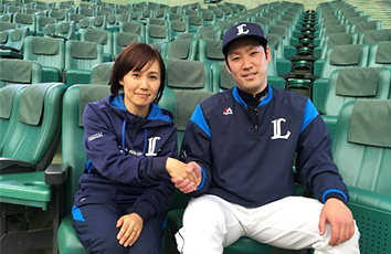 帝京大学スポーツ医科学センター管理栄養士 虎石 真弥助教（写真左）、埼玉西武ライオンズ選手会長 増田 達至投手（写真右）