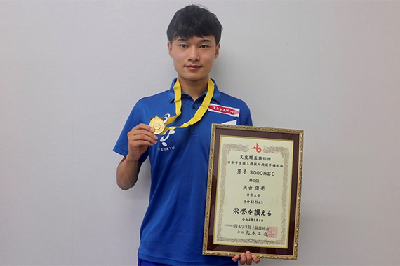 Yusuke Oyoshi Ekiden (Road Relay) Club won the 3000m steeplechase at the Japan Intercollegiate Athletics Championships