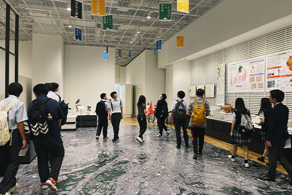 Campus tour held for international students of Kashima Gakuen High School