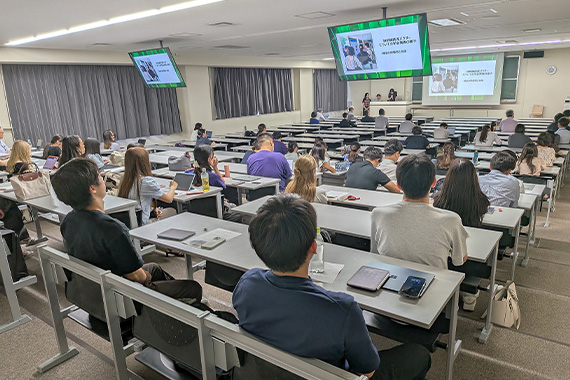 医療系学部の学生による海外留学報告会を実施しました