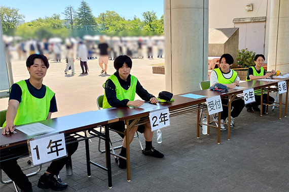 The Uchiyama Seminar from Department of Sport and Medical Science participated in volunteer work supporting the school sports day at Tama City Suwa Junior High School.