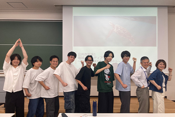 福津市からゲストスピーカーを招いて公共政策を支える主体としての役割を学ぶ特別講義を実施しました