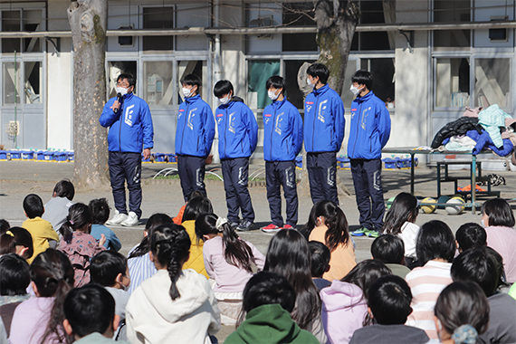 駅伝競走部が府中市立矢崎小学校と交流授業を行いました