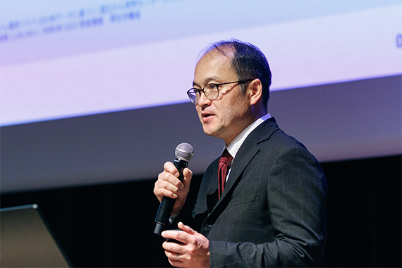 Professor Watanabe and his colleagues' demonstration project for "Lantern," an AI-powered interactive cancer consultation service, won third place in the GENIAC-PRIZE.