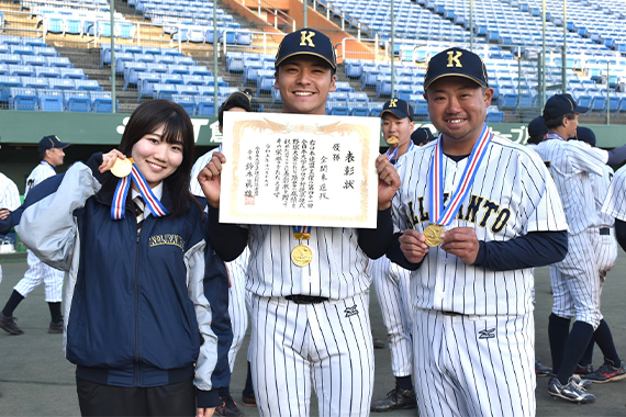 Students from the semi-hardball baseball club won the All-Japan University 9-block semi-hardball baseball tournament for the fourth consecutive time.
