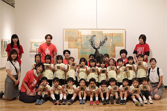 帝京大学幼稚園の園児が「大貫真寿美展」を鑑賞し、スクラッチアートを体験しました