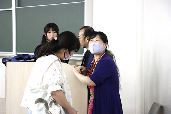 国際協力論ⅠでJICA青年海外協力隊経験者による特別授業を行いました