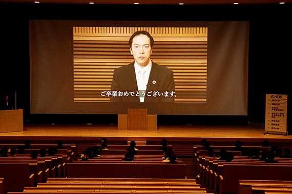 年度帝京大学卒業式を挙行しました 帝京大学