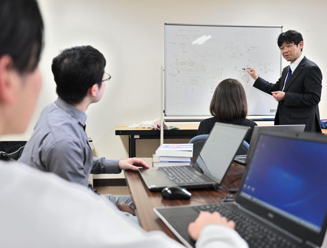 「今後どのような分野に進むとしても、素養として量子コンピュータの基本を知っていることは将来的に役に立つと思います」と話す棚本教授