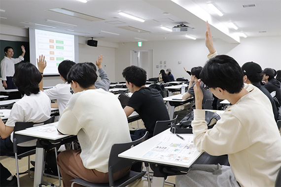 A lecture by a Ministry of Foreign Affairs official was given as part of Professor Nishimukai's "International Volunteering and Regional Understanding I" class in Department of Foreign Languages
