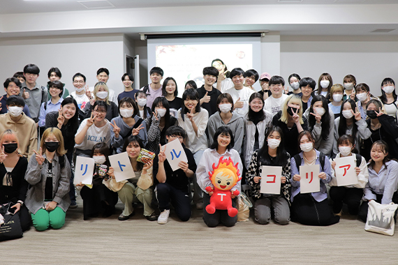 韓国人留学生との交流会「リトルコリア」を()実(shi)施しました