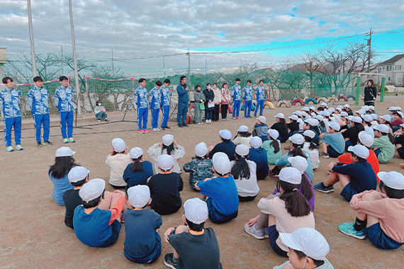駅伝競走部と内山ゼミが、北諏訪小学校でスポーツ振興活動を行いました