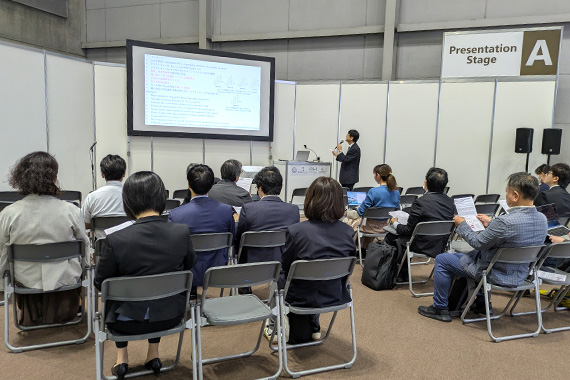 Professor Shohei Sakuta of the Faculty of Science and Engineering exhibited at Bio Japan 2026, introducing a technology for controlling aflatoxin contamination using microorganisms.