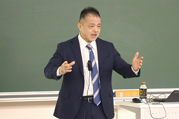 A special lecture was given by a person in charge of the United Nations High Commissioner for Refugees (UNHCR) Japan Office in International Cooperation Theory II.