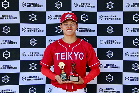 硬式野球部の中山鳳さんが首位打者・ベストナインに輝きました