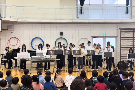 田﨑ゼミの学生が小学生・園児を対象に参加型演奏会を実施しました