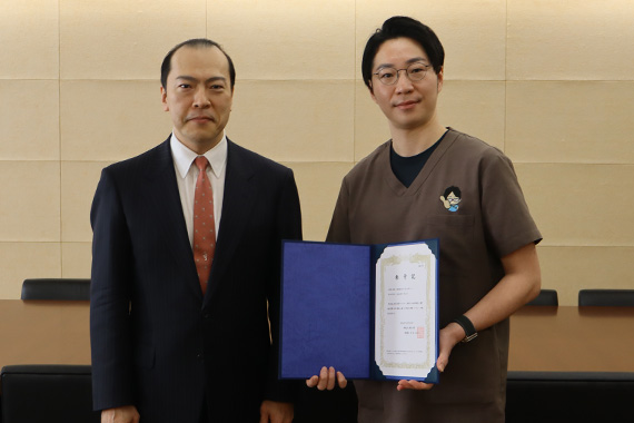 医療技術学部講師 星野晴彦に帝京大学発ベンチャー企業の称号を授与しました