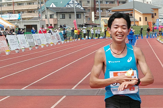 駅伝競走部の元永好多朗さんがかすみがうらマラソン2022で優勝しました