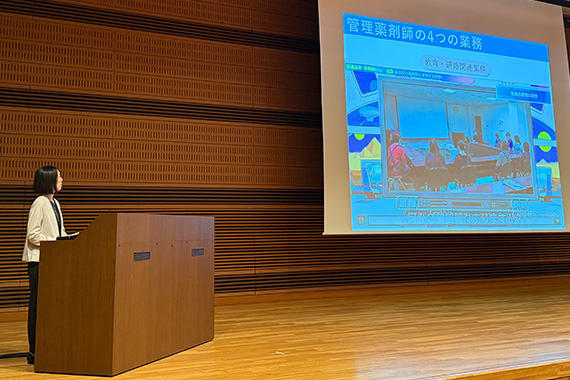 We held a lecture for second-year Faculty of Pharmaceutical Sciences students on the topic of "The Potential of a Pharmacist," given by experienced pharmacists.
